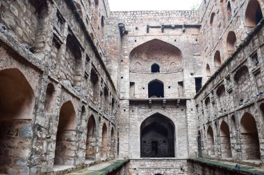 Connaught 'un ortasında yer alan Agrasen Ki Baoli (Step Well), Eski Delhi Arkeoloji İnşaatı' na yerleştirilmiştir.