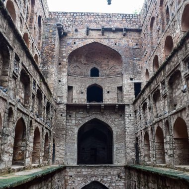 Connaught 'un ortasında yer alan Agrasen Ki Baoli (Step Well), Eski Delhi Arkeoloji İnşaatı' na yerleştirilmiştir.