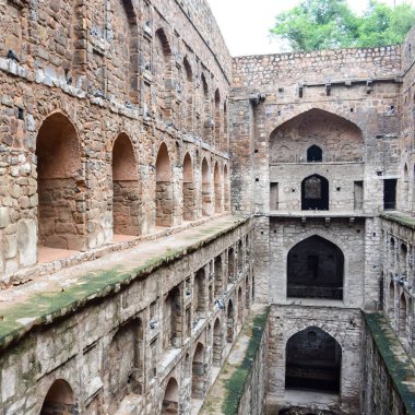 Connaught 'un ortasında yer alan Agrasen Ki Baoli (Step Well), Eski Delhi Arkeoloji İnşaatı' na yerleştirilmiştir.