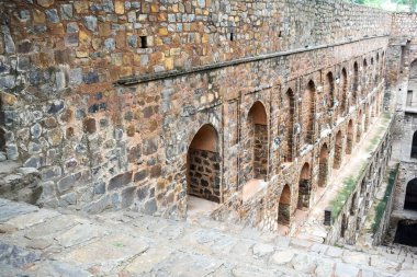 Connaught 'un ortasında yer alan Agrasen Ki Baoli (Step Well), Eski Delhi Arkeoloji İnşaatı' na yerleştirilmiştir.