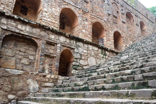 Connaught 'un ortasında yer alan Agrasen Ki Baoli (Step Well), Eski Delhi Arkeoloji İnşaatı' na yerleştirilmiştir.