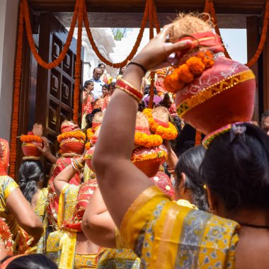 Yeni Delhi, Hindistan 3 Nisan 2022 - Jagannath Tapınağı sırasında Kalaşlı kadınlar Mangal Kalash Yatra, Hintli Hintli dindarlar üzerinde hindistan cevizi olan kutsal su dolu toprak kapları taşıyorlar