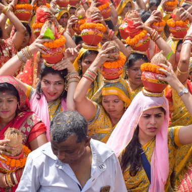 Yeni Delhi, Hindistan 3 Nisan 2022 - Jagannath Tapınağı sırasında Kalaşlı kadınlar Mangal Kalash Yatra, Hintli Hintli dindarlar üzerinde hindistan cevizi olan kutsal su dolu toprak kapları taşıyorlar