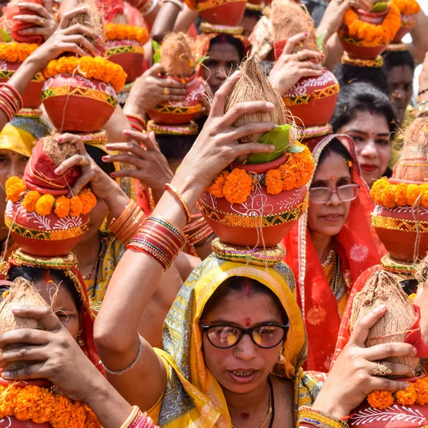 Yeni Delhi, Hindistan 3 Nisan 2022 - Jagannath Tapınağı sırasında Kalaşlı kadınlar Mangal Kalash Yatra, Hintli Hintli dindarlar üzerinde hindistan cevizi olan kutsal su dolu toprak kapları taşıyorlar