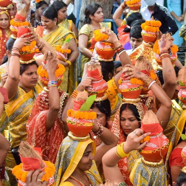 2022年4月3日 印度新德里 印度印度教信徒在贾甘纳坦寺曼加尔 卡拉什 Mangal Kalash Yatra 头戴卡拉什 Kalash 的妇女端着装有圣水和椰子的陶罐 — 图库照片