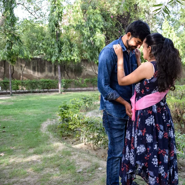 Индийская Пара Позирующая Съемки Родов Пара Позирует Лужайке Зеленой Травой — стоковое фото