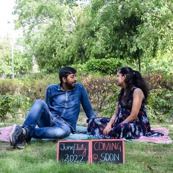 Indiańska Para Pozująca Sesji Ciążowej Para Pozuje Trawniku Zieloną Trawą — Zdjęcie stockowe