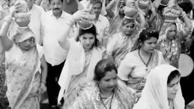 Yeni Delhi, Hindistan 3 Nisan 2022 - Jagannath Tapınağı sırasında Kalaşlı kadınlar Mangal Kalash Yatra, Hintli Hintli dindarlar üzerinde hindistan cevizi olan kutsal su dolu toprak kapları taşıyorlar