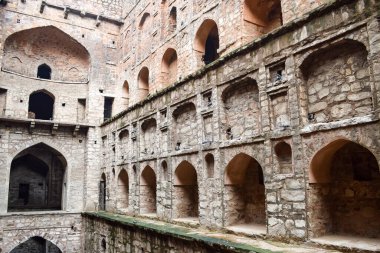 Connaught 'un ortasında yer alan Agrasen Ki Baoli (Step Well) Yeni Delhi Hindistan, Eski Arkeoloji İnşaatları