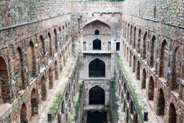 Connaught 'un ortasında yer alan Agrasen Ki Baoli (Step Well) Yeni Delhi Hindistan, Eski Arkeoloji İnşaatları