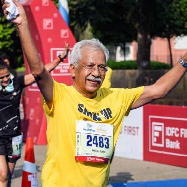 Yeni Delhi, Hindistan - 16 Ekim 2022 - Bitmek üzere olan maraton katılımcılarının bitiş çizgisini geçmek üzere olan Delhi Yarı Maratonu 2022