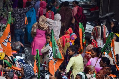 Yeni Delhi, Hindistan, 20 Kasım 2022 - Bharatiya Janata Partisi (BJP) destekçileri BJP adayı Pankaj Luthra 'ya destek için düzenlenen mitingde MCD yerel seçimleri öncesinde adaylık belgelerini dosyalamak için 2022