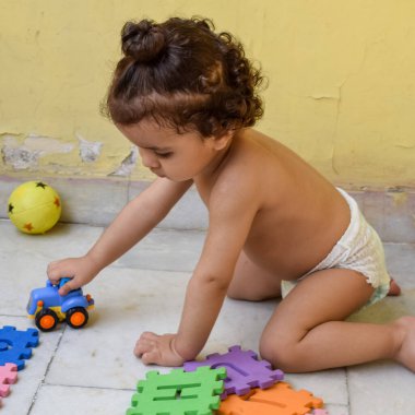 Şirin küçük çocuk Shivaay Sapra yaz zamanı evde balkonda, tatlı küçük çocuk gün ışığında fotoşop, küçük çocuk fotoğraf çekimlerinde evde eğleniyor.