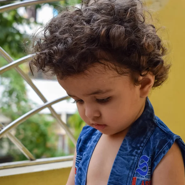 Χαριτωμένο Μικρό Αγόρι Shivaay Sapra Στο Σπίτι Μπαλκόνι Κατά Διάρκεια — Φωτογραφία Αρχείου