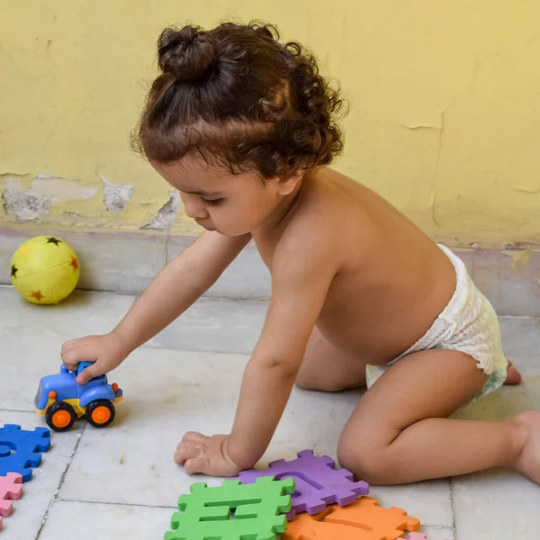 Şirin küçük çocuk Shivaay Sapra yaz zamanı evde balkonda, tatlı küçük çocuk gün ışığında fotoşop, küçük çocuk fotoğraf çekimlerinde evde eğleniyor.