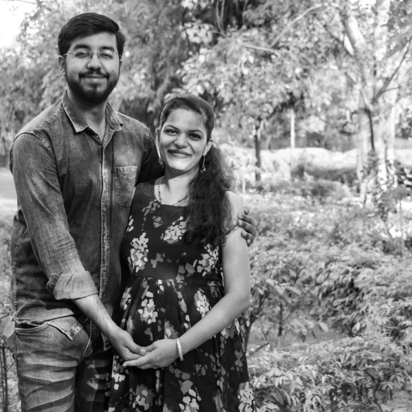 Индийская Пара Позирующая Съемки Родов Пара Позирует Газоне Зеленой Травой — стоковое фото
