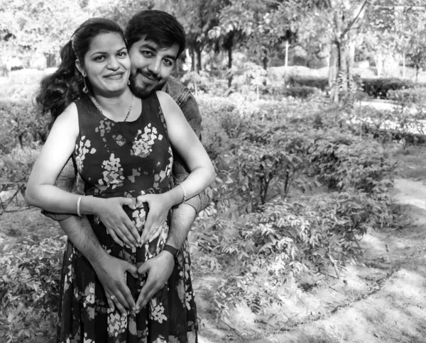 Couple Indien Posant Pour Maternité Bébé Shoot Couple Pose Dans — Photo