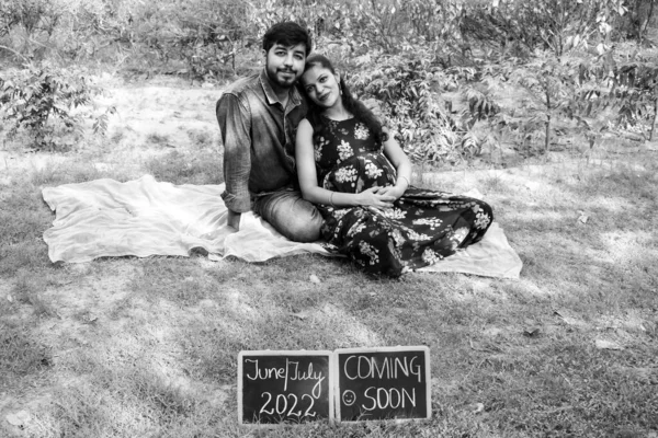 아기를 포즈를 취하는 커플입니다 부부는 잔디에 잔디를 드리우고 있으며 뉴델리의 — 스톡 사진