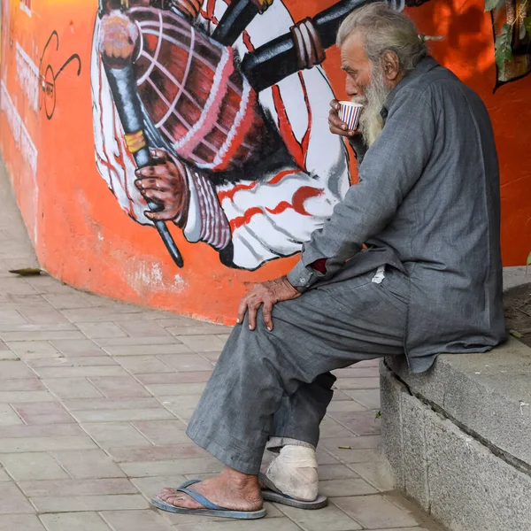 New Delhi Inde Décembre 2021 Vieux Pauvre Homme Buvant Thé — Photo