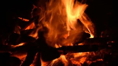 Siyah arka planda alevler, alev alev dokusu arka planda, çok güzel, ateş yanıyor, ateş odun ve inek gübresi ateşiyle yanıyor.
