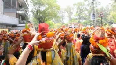 Yeni Delhi, Hindistan 3 Nisan 2022 - Jagannath Tapınağı sırasında Kalaşlı kadınlar Mangal Kalash Yatra, Hintli Hintli dindarlar üzerinde hindistan cevizi olan kutsal su dolu toprak kapları taşıyorlar