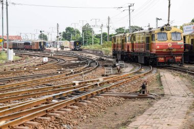 Kalka, Haryana, Hindistan 14 Mayıs 2022 - Kalka tren istasyonunda dizel lokomotif motoru, Kalka Shimla oyuncak tren dizel lokomotif motoru