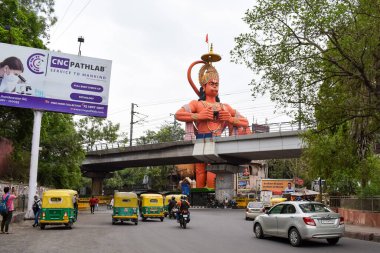 Yeni Delhi, Hindistan - 21 Haziran 2022 - Delhi, Hindistan yakınlarındaki Delhi metro köprüsünün yanındaki Lord Hanuman 'ın büyük heykeli