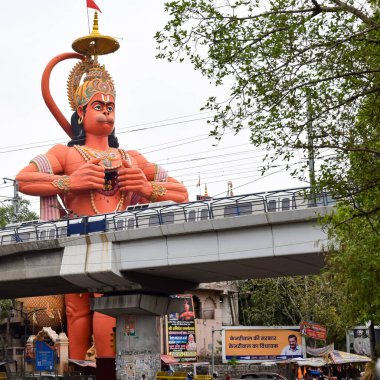 Yeni Delhi, Hindistan - 21 Haziran 2022 - Delhi, Hindistan yakınlarındaki Delhi metro köprüsünün yanındaki Lord Hanuman 'ın büyük heykeli