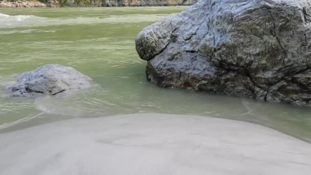 라크만 리시케시 우타라칸드에 해변의 리시케시에 세계적으로 — 비디오