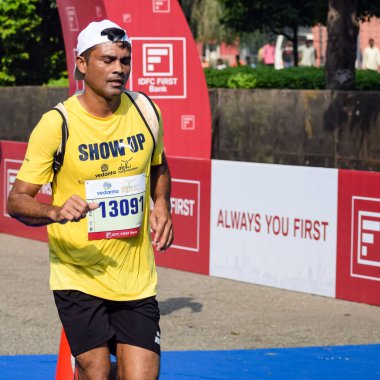 Yeni Delhi, Hindistan - 16 Ekim 2022 - Bitmek üzere olan maraton katılımcılarının bitiş çizgisini geçmek üzere olan Delhi Yarı Maratonu 2022