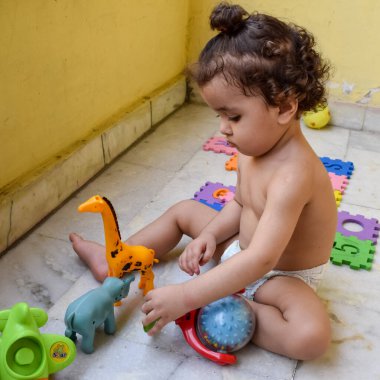 Şirin küçük çocuk Shivaay Sapra yaz zamanı evde balkonda, tatlı küçük çocuk gün ışığında fotoşop, küçük çocuk fotoğraf çekimi sırasında evde eğleniyor.