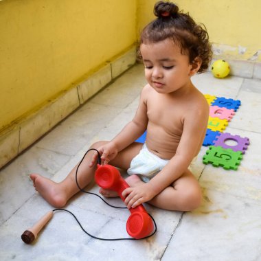 Şirin küçük çocuk Shivaay Sapra yaz zamanı evde balkonda, tatlı küçük çocuk gün ışığında fotoşop, küçük çocuk fotoğraf çekimi sırasında evde eğleniyor.