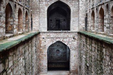 Connaught 'un ortasında yer alan Agrasen Ki Baoli (Step Well), Eski Delhi Arkeoloji İnşaatı' na yerleştirilmiştir.