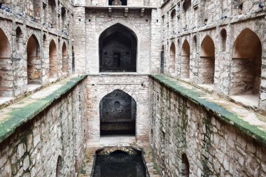 Connaught 'un ortasında yer alan Agrasen Ki Baoli (Step Well), Eski Delhi Arkeoloji İnşaatı' na yerleştirilmiştir.