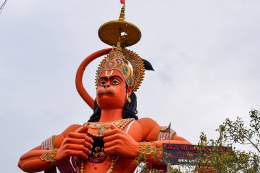 Karol Bagh, Delhi, Hindistan yakınlarındaki Delhi metro köprüsünün yakınındaki Tanrı Hanuman 'ın büyük heykeli.