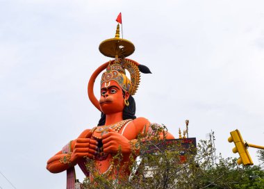 Karol Bagh, Delhi, Hindistan yakınlarındaki Delhi metro köprüsünün yakınındaki Tanrı Hanuman 'ın büyük heykeli.