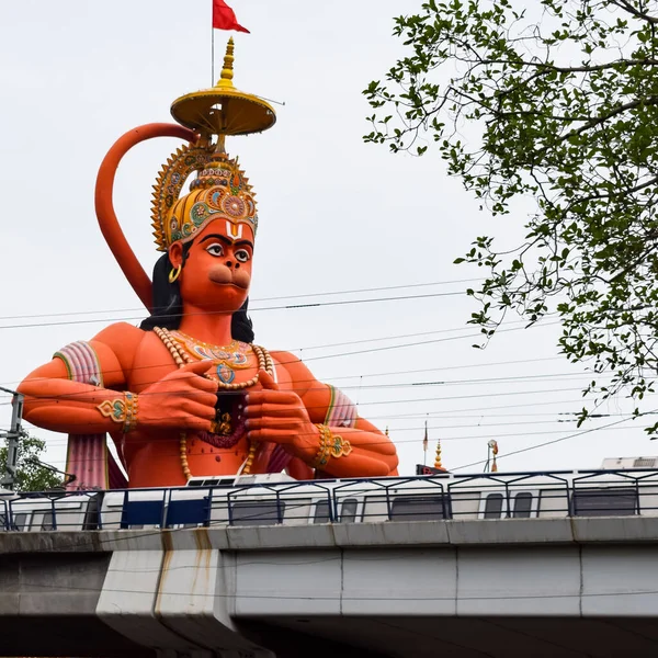 位于印度德里Karol Bagh附近的Delhi地铁站桥附近的Hanuman勋爵大雕像 与天空相碰的Hanuman勋爵大雕像 — 图库照片