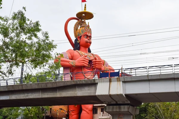 デリーの近くにあるデリー地下鉄橋の近くにあるハンマン卿の大きな像インドのデリー カロル 空に触れるハンマン卿の大きな像 — ストック写真