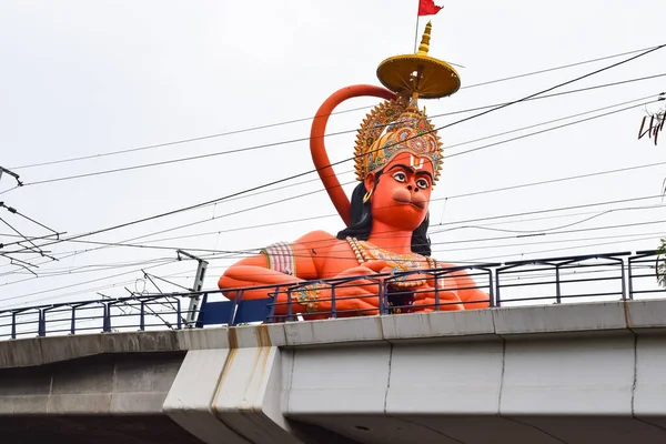 Μεγάλο Άγαλμα Του Κυρίου Hanuman Κοντά Στη Γέφυρα Του Μετρό — Φωτογραφία Αρχείου
