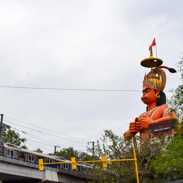 Patung Besar Lord Hanuman Dekat Jembatan Metro Delhi Yang Terletak — Stok Foto