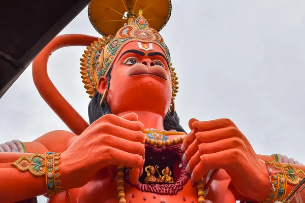 Karol Bagh, Delhi, Hindistan yakınlarındaki Delhi metro köprüsünün yakınındaki Tanrı Hanuman 'ın büyük heykeli.