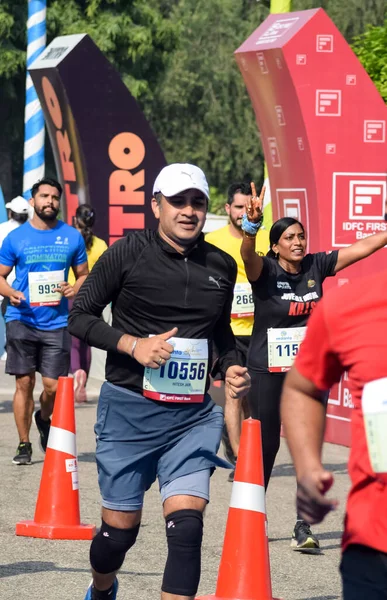 Yeni Delhi, Hindistan - 16 Ekim 2022 - Bitmek üzere olan maraton katılımcılarının bitiş çizgisini geçmek üzere olan Delhi Yarı Maratonu 2022