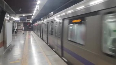 Yeni Delhi Hindistan 21 Haziran 2022 - Delhi Metro treni Yeni Delhi, Hindistan, Asya 'daki Jhandewalan metro istasyonuna varıyor, Jhandewalan istasyonundan 17 lakhdan fazla yolcunun Delhi Metro' dan yola çıktığı metro istasyonu