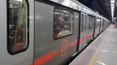 Yeni Delhi Hindistan 21 Haziran 2022 - Delhi Metro treni Yeni Delhi, Hindistan, Asya 'daki Jhandewalan metro istasyonuna varıyor, Jhandewalan istasyonundan 17 lakhdan fazla yolcunun Delhi Metro' dan yola çıktığı metro istasyonu