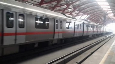 Yeni Delhi Hindistan 21 Haziran 2022 - Delhi Metro treni Yeni Delhi, Hindistan, Asya 'daki Jhandewalan metro istasyonuna varıyor, Jhandewalan istasyonundan 17 lakhdan fazla yolcunun Delhi Metro' dan yola çıktığı metro istasyonu