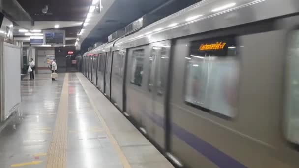 뉴델리 2022 아시아 뉴델리에 지하철 도착하는 메트로 이상의 라흐인 메트로를 — 비디오