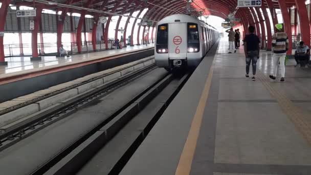 New Delhi Indie Červen 2022 Dillí Metro Vlak Přijíždí Stanici — Stock video