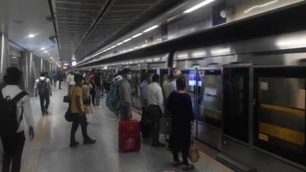 New Delhi India June 2022 Delhi Metro Train Arriving Jhandewalan — Stock Video