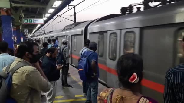 Nueva Delhi India Junio 2022 Delhi Metro Tren Que Llega — Vídeos de Stock