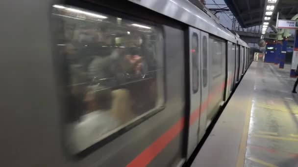 2022年6月21日 德里地铁到达印度新德里的Jhandewalan地铁站 从Jhandewalan地铁站出发 超过17名拉赫人从德里地铁站出发 — 图库视频影像